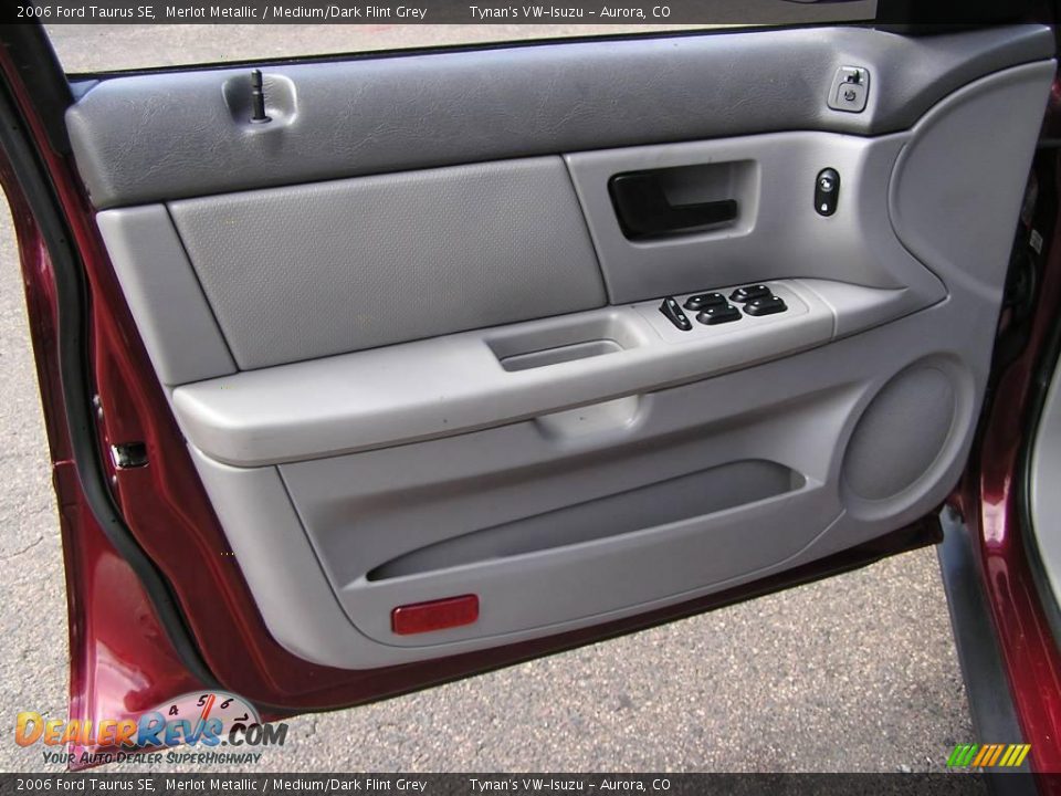 2006 Ford Taurus SE Merlot Metallic / Medium/Dark Flint Grey Photo #12