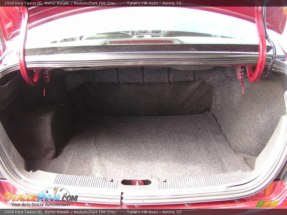 2006 Ford Taurus SE Merlot Metallic / Medium/Dark Flint Grey Photo #13