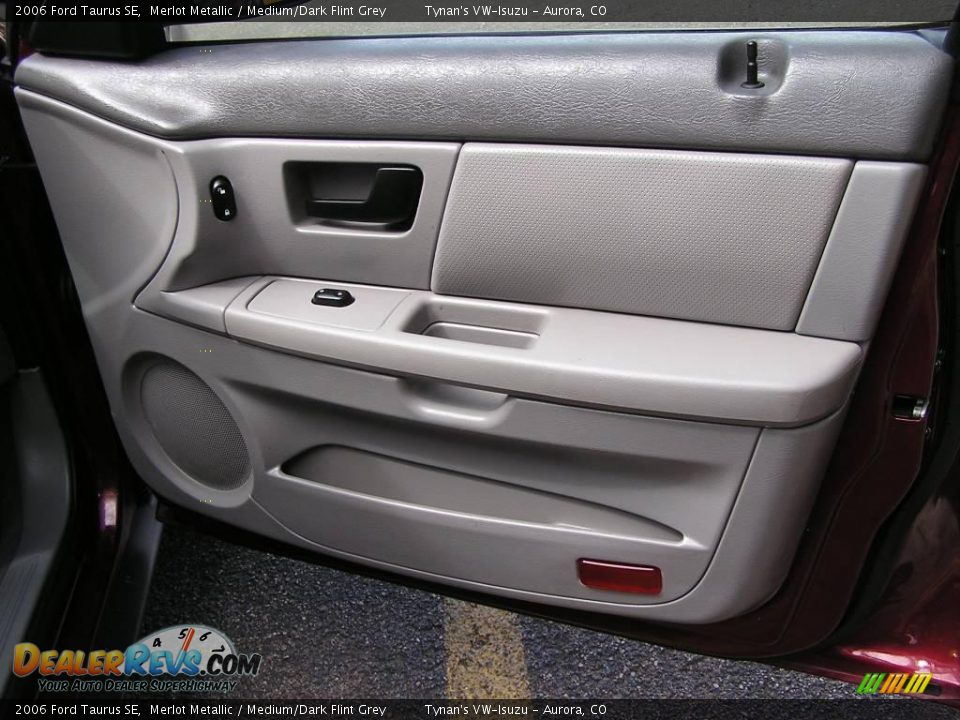 2006 Ford Taurus SE Merlot Metallic / Medium/Dark Flint Grey Photo #14