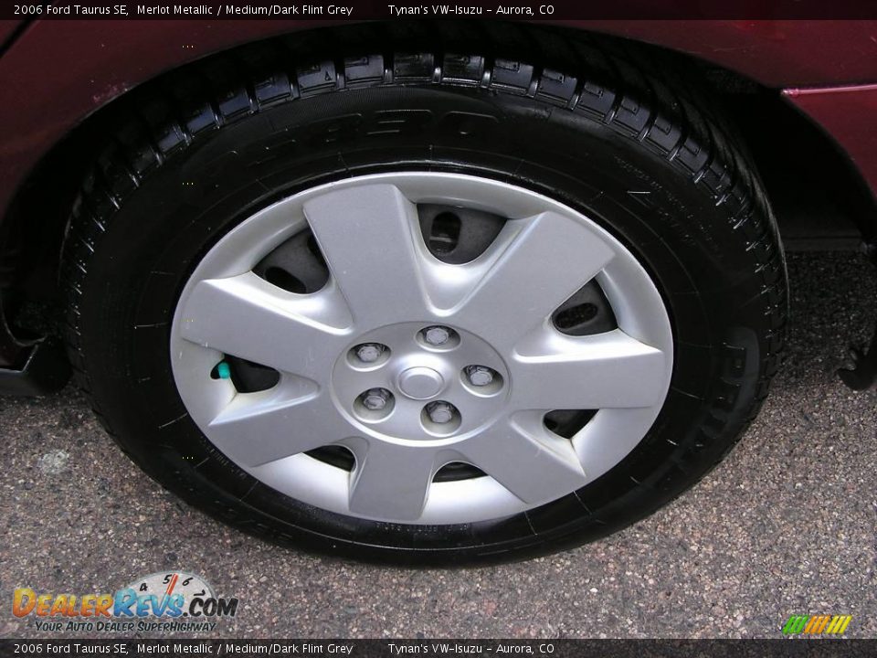 2006 Ford Taurus SE Merlot Metallic / Medium/Dark Flint Grey Photo #18