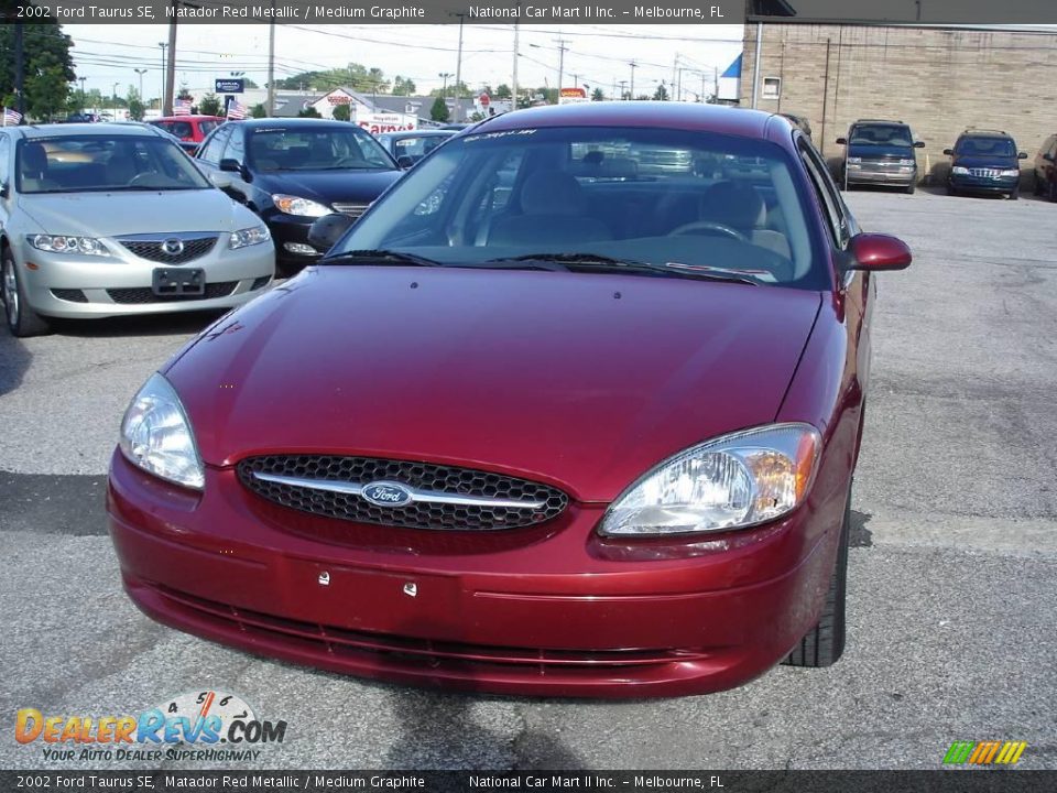 2002 Ford Taurus SE Matador Red Metallic / Medium Graphite Photo #2