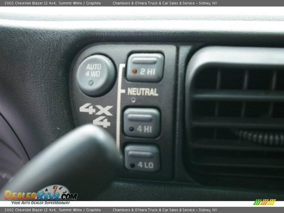 2002 Chevrolet Blazer LS 4x4 Summit White / Graphite Photo #6