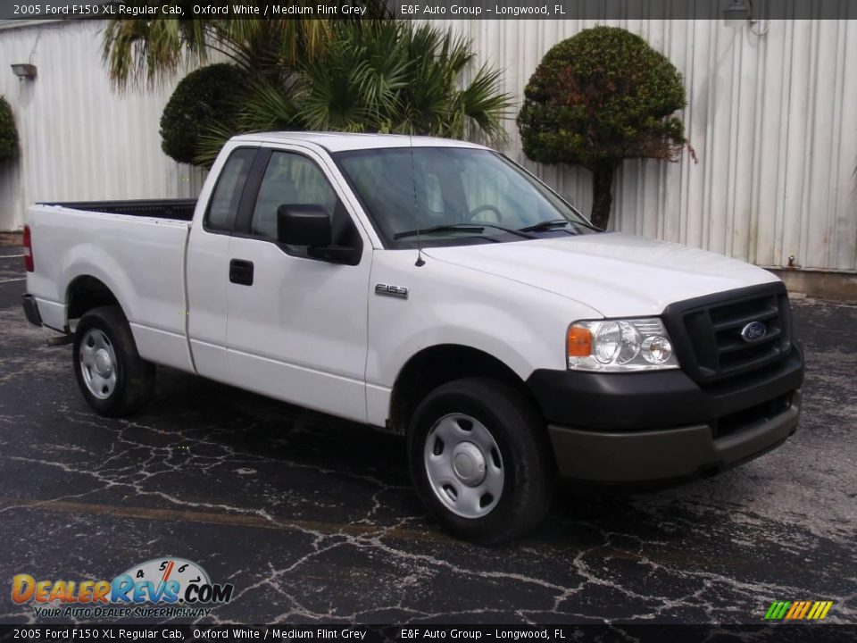 2005 Ford F150 XL Regular Cab Oxford White / Medium Flint Grey Photo #3