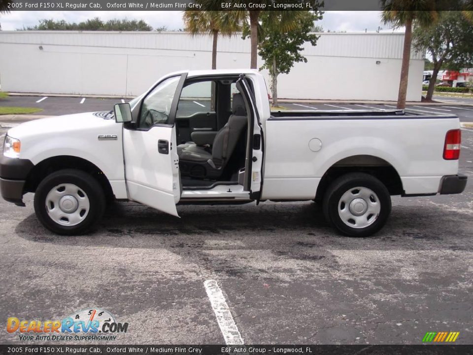 2005 Ford F150 XL Regular Cab Oxford White / Medium Flint Grey Photo #4
