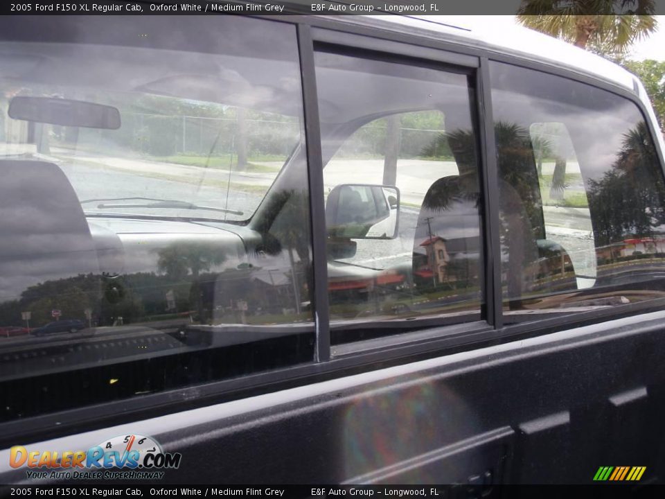 2005 Ford F150 XL Regular Cab Oxford White / Medium Flint Grey Photo #12