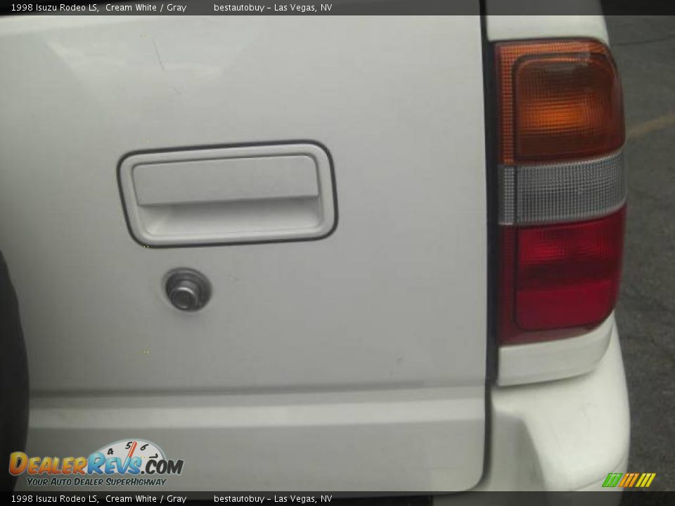 1998 Isuzu Rodeo LS Cream White / Gray Photo #8