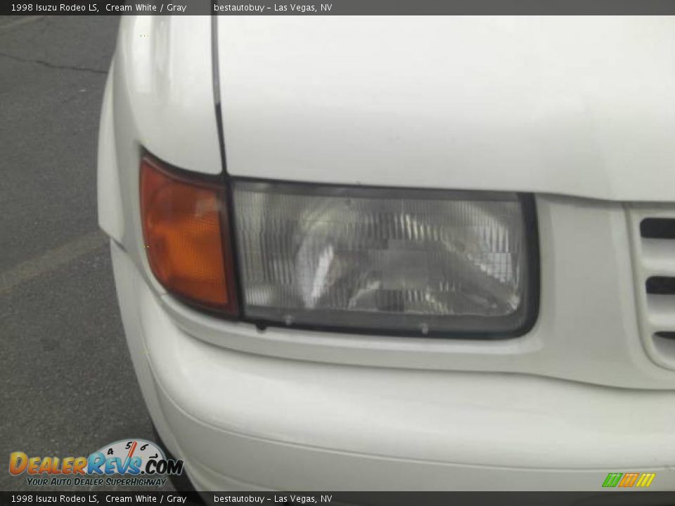 1998 Isuzu Rodeo LS Cream White / Gray Photo #14