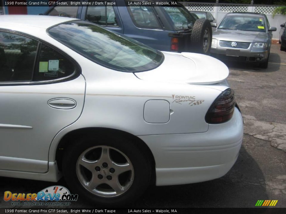 1998 Pontiac Grand Prix GTP Sedan Bright White / Dark Taupe Photo #10