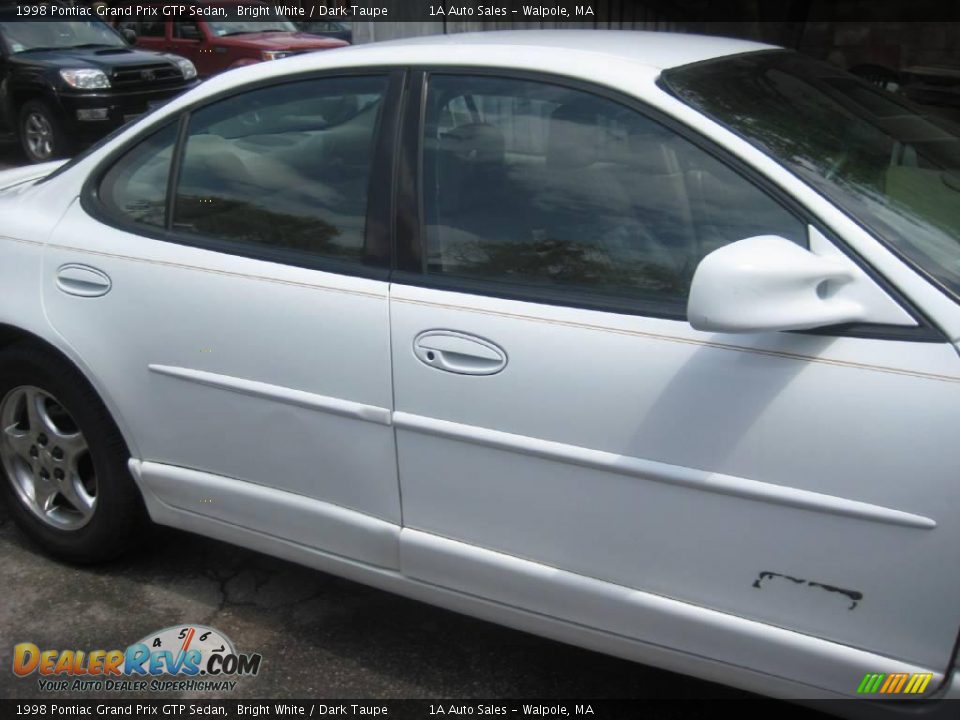 1998 Pontiac Grand Prix GTP Sedan Bright White / Dark Taupe Photo #15