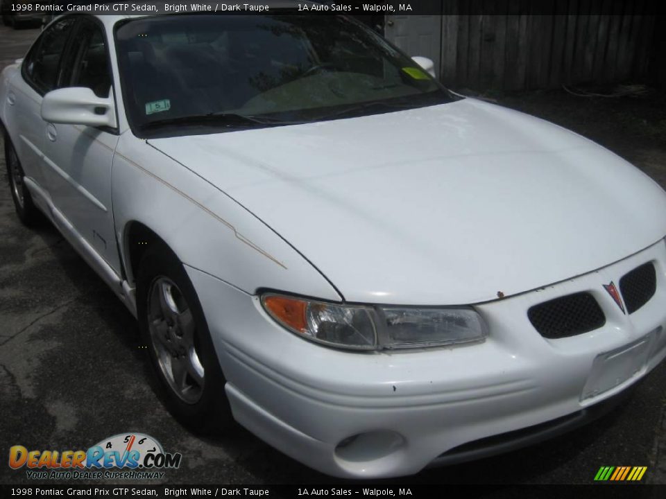 1998 Pontiac Grand Prix GTP Sedan Bright White / Dark Taupe Photo #17