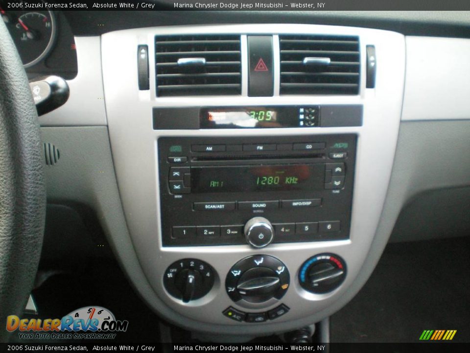 2006 Suzuki Forenza Sedan Absolute White / Grey Photo #4