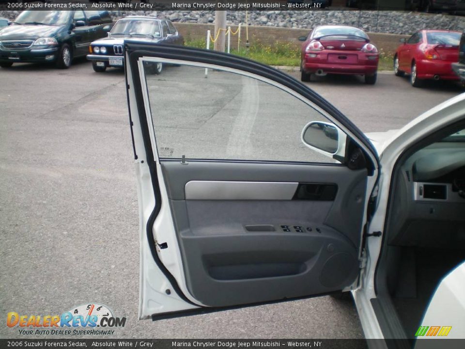 2006 Suzuki Forenza Sedan Absolute White / Grey Photo #14