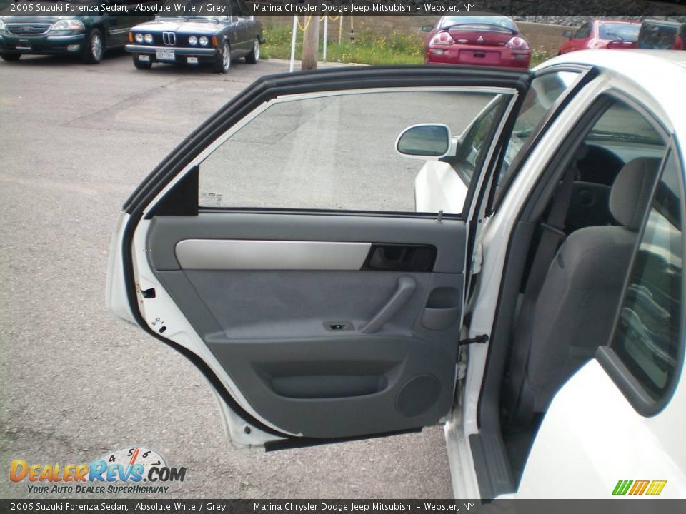 2006 Suzuki Forenza Sedan Absolute White / Grey Photo #15