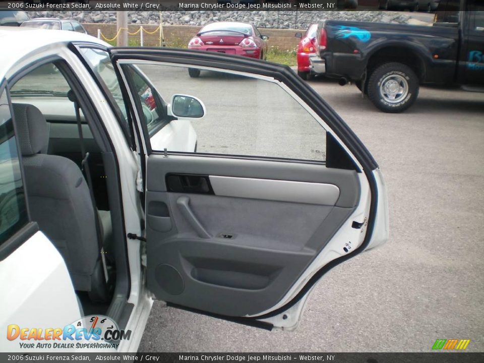 2006 Suzuki Forenza Sedan Absolute White / Grey Photo #17