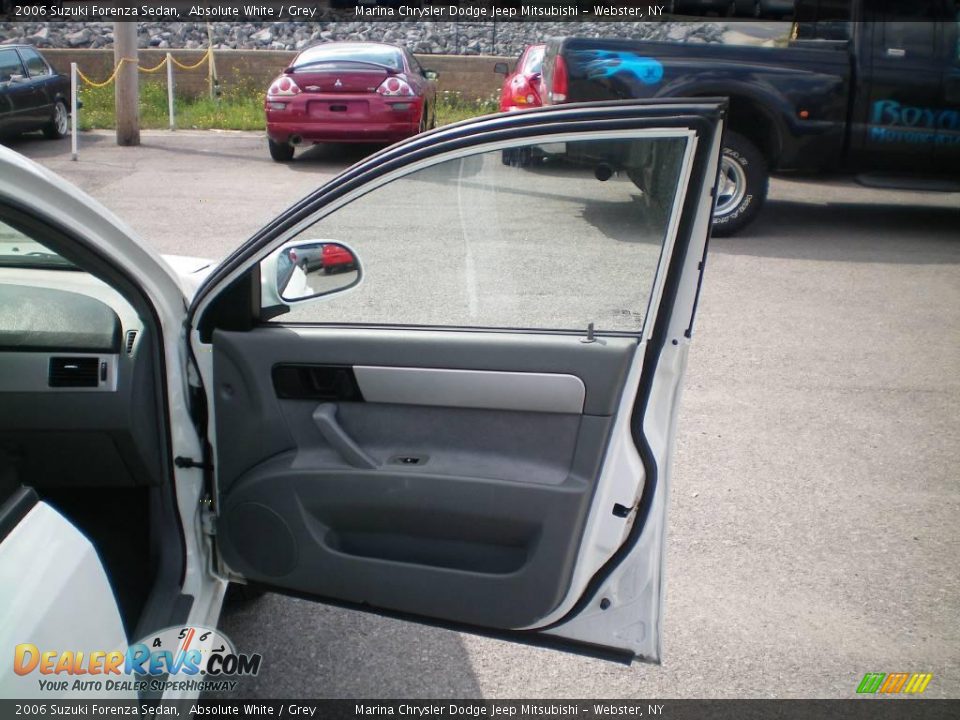 2006 Suzuki Forenza Sedan Absolute White / Grey Photo #19