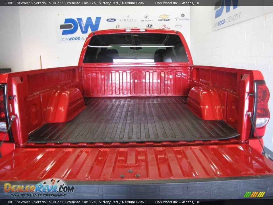 2006 Chevrolet Silverado 1500 Z71 Extended Cab 4x4 Victory Red / Medium Gray Photo #9