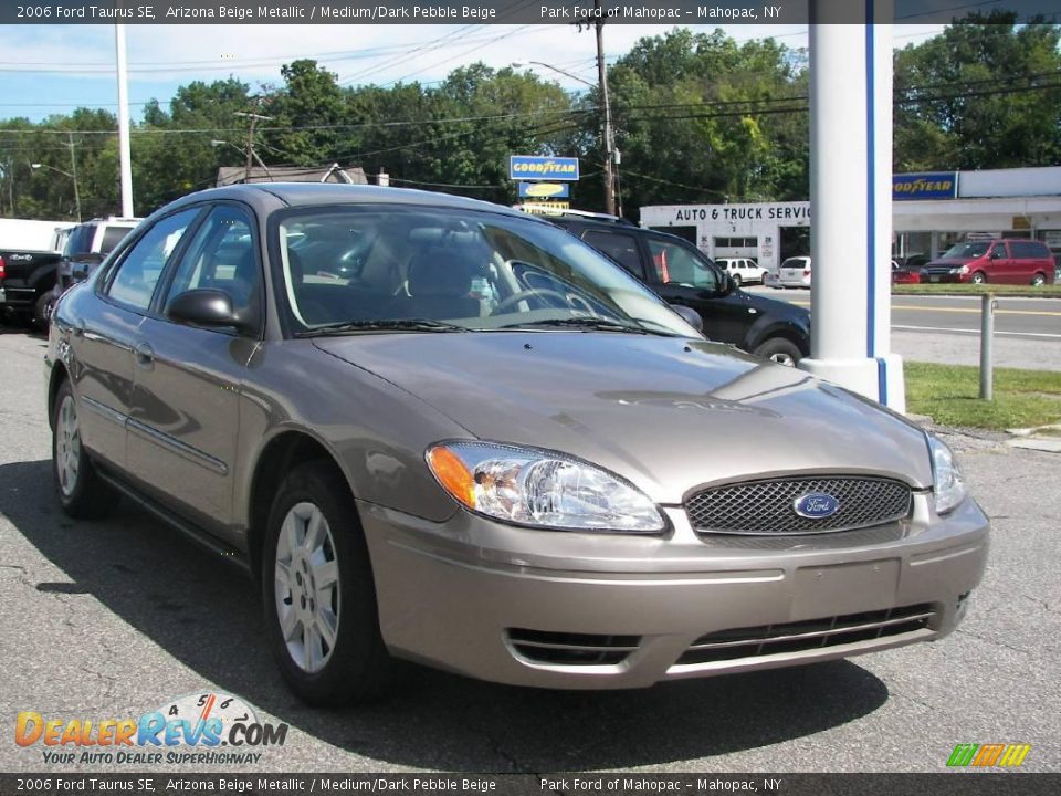 2006 Ford Taurus SE Arizona Beige Metallic / Medium/Dark Pebble Beige Photo #2