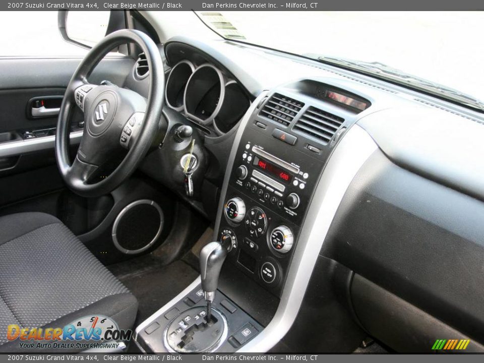 2007 Suzuki Grand Vitara 4x4 Clear Beige Metallic / Black Photo #10