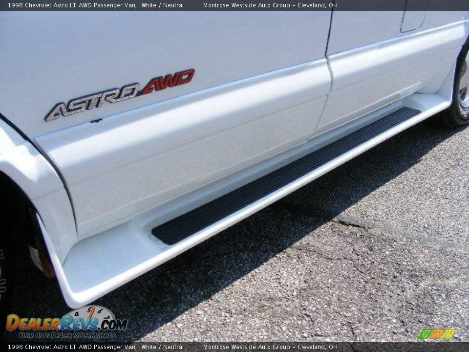 1998 Chevrolet Astro LT AWD Passenger Van White / Neutral Photo #30