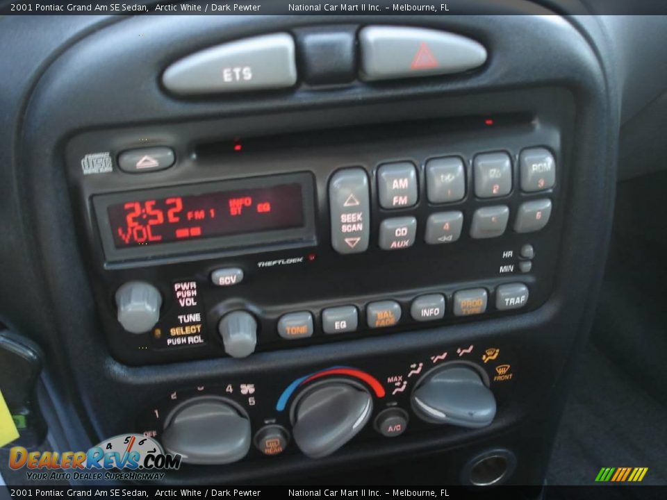 2001 Pontiac Grand Am SE Sedan Arctic White / Dark Pewter Photo #16