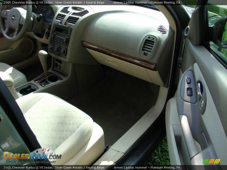 2005 Chevrolet Malibu LS V6 Sedan Silver Green Metallic / Neutral Beige Photo #17