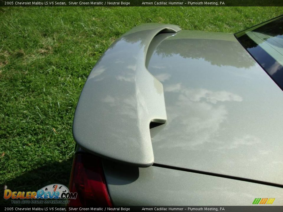 2005 Chevrolet Malibu LS V6 Sedan Silver Green Metallic / Neutral Beige Photo #24