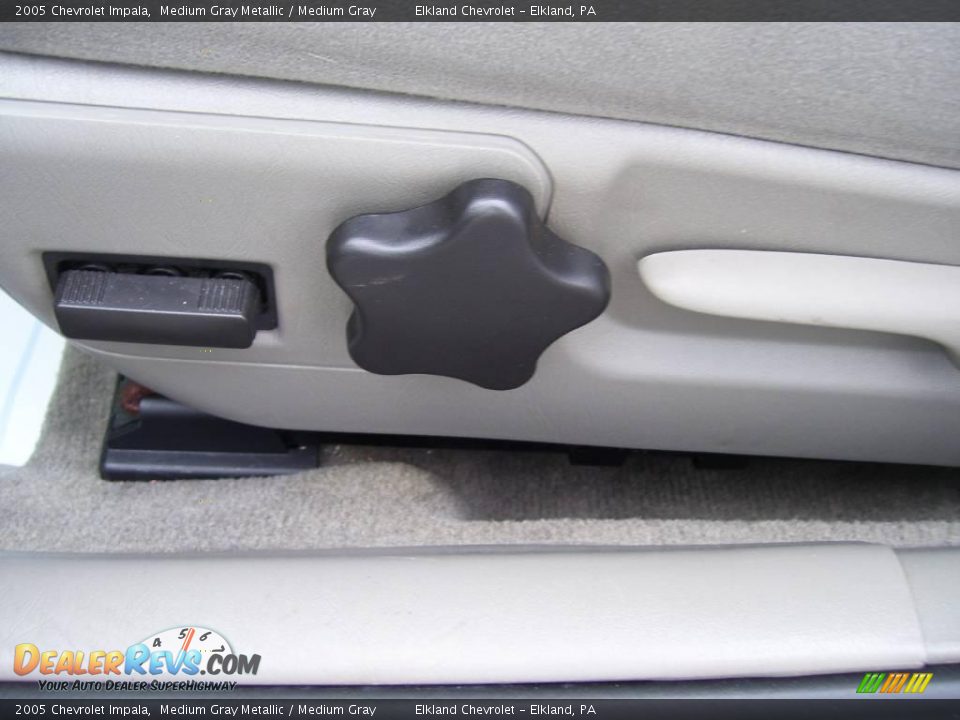 2005 Chevrolet Impala Medium Gray Metallic / Medium Gray Photo #28