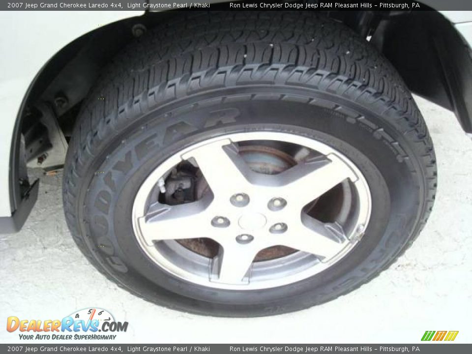 2007 Jeep Grand Cherokee Laredo 4x4 Light Graystone Pearl / Khaki Photo #10