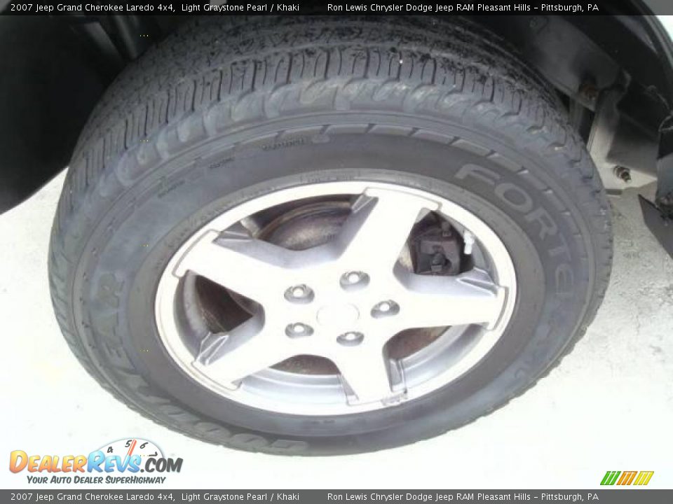 2007 Jeep Grand Cherokee Laredo 4x4 Light Graystone Pearl / Khaki Photo #12