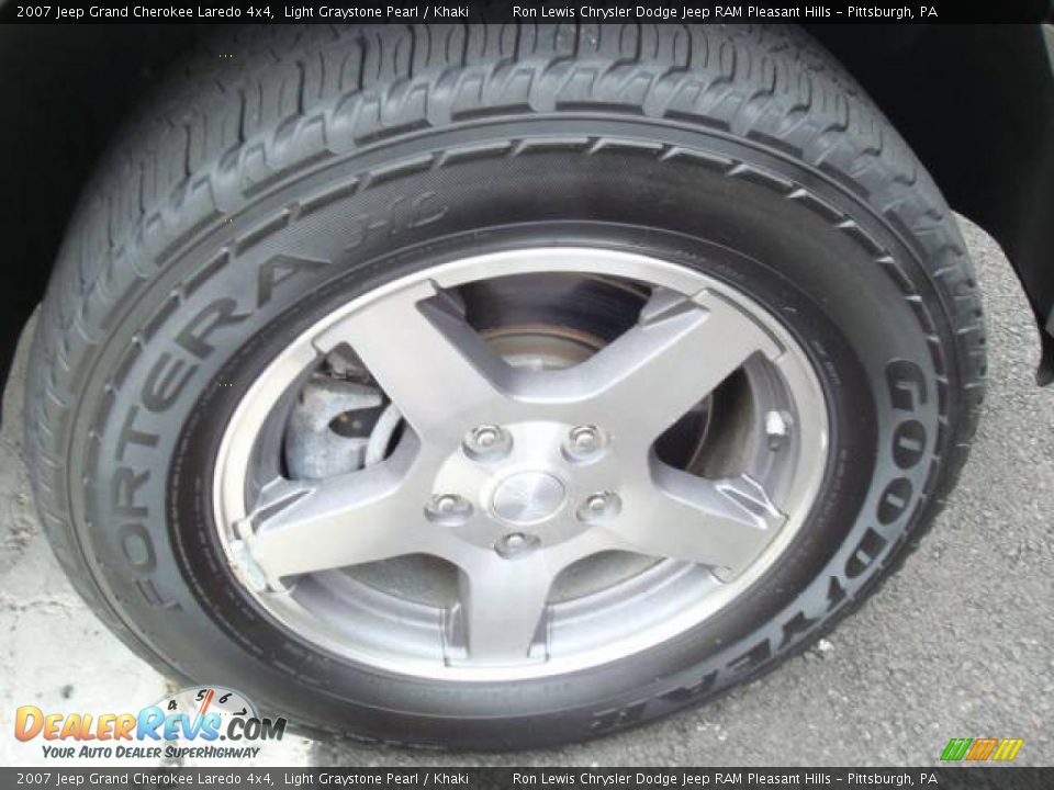 2007 Jeep Grand Cherokee Laredo 4x4 Light Graystone Pearl / Khaki Photo #13