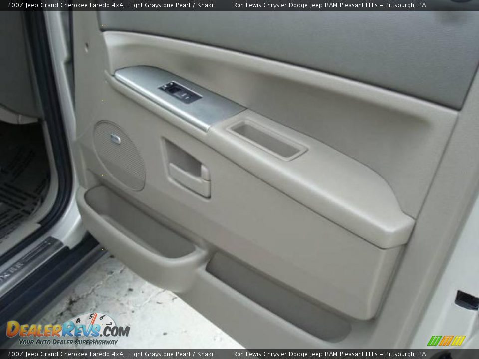 2007 Jeep Grand Cherokee Laredo 4x4 Light Graystone Pearl / Khaki Photo #16