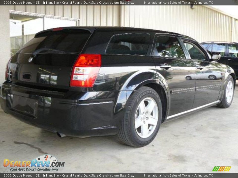 2005 Dodge Magnum SE Brilliant Black Crystal Pearl / Dark Slate Gray/Medium Slate Gray Photo #4