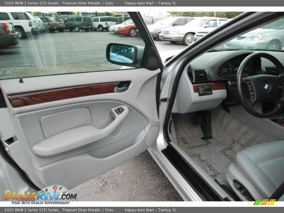 2003 BMW 3 Series 325i Sedan Titanium Silver Metallic / Grey Photo #17