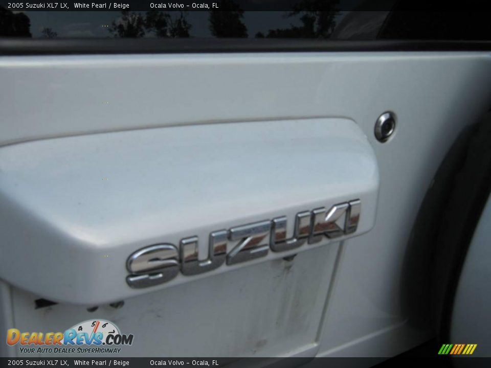 2005 Suzuki XL7 LX White Pearl / Beige Photo #10