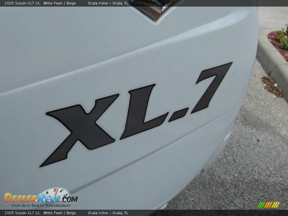 2005 Suzuki XL7 LX White Pearl / Beige Photo #11
