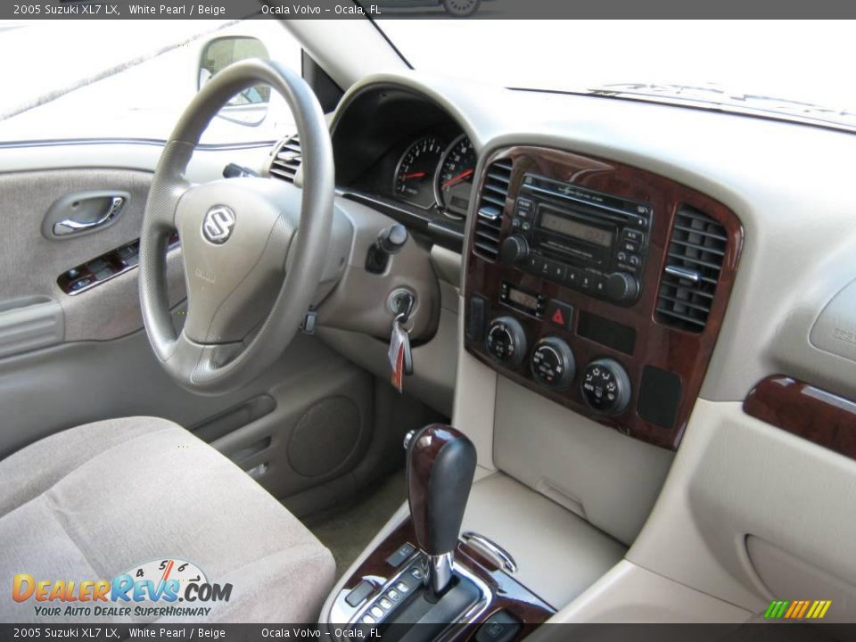 2005 Suzuki XL7 LX White Pearl / Beige Photo #20