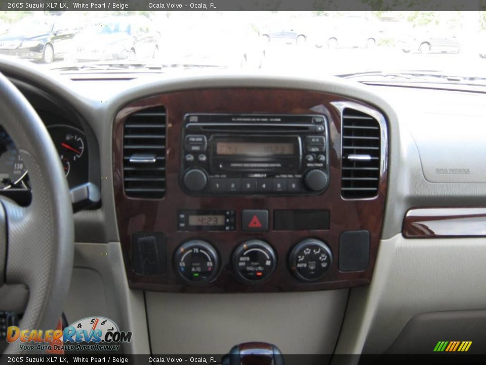 2005 Suzuki XL7 LX White Pearl / Beige Photo #24