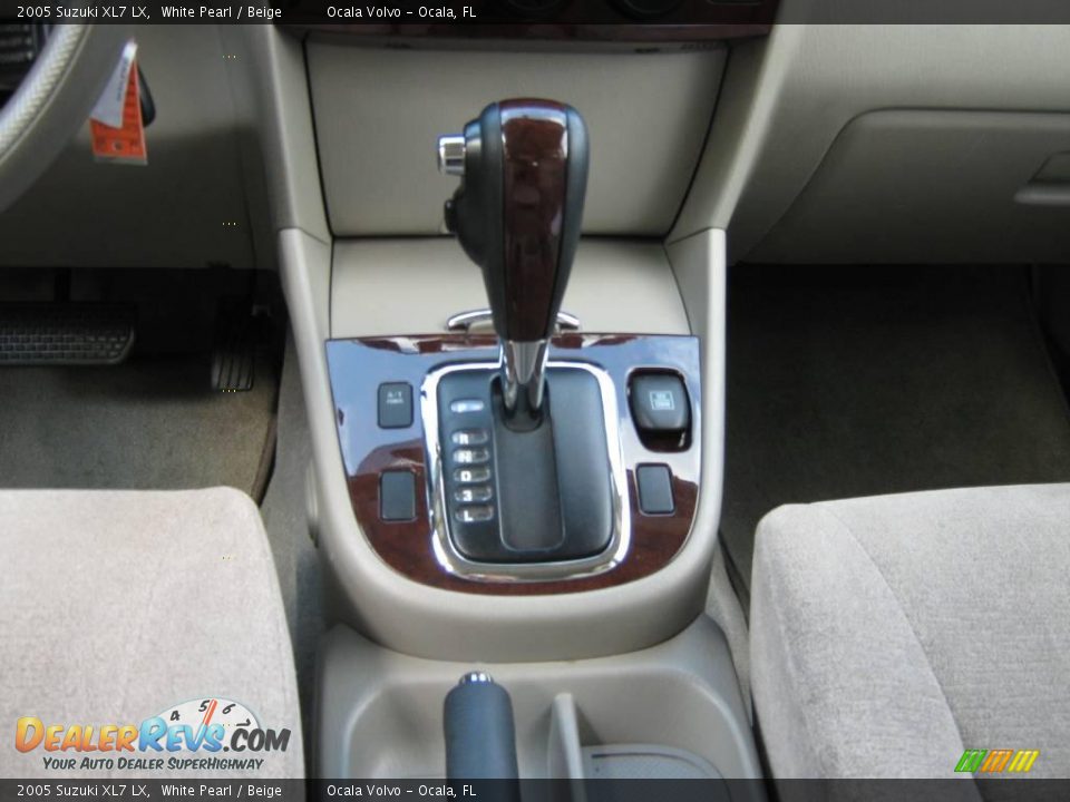 2005 Suzuki XL7 LX White Pearl / Beige Photo #25