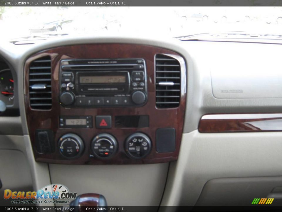 2005 Suzuki XL7 LX White Pearl / Beige Photo #26