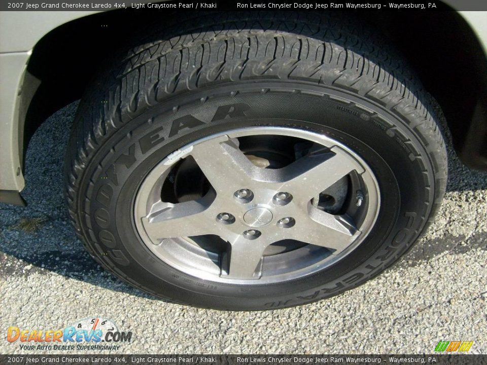 2007 Jeep Grand Cherokee Laredo 4x4 Light Graystone Pearl / Khaki Photo #8