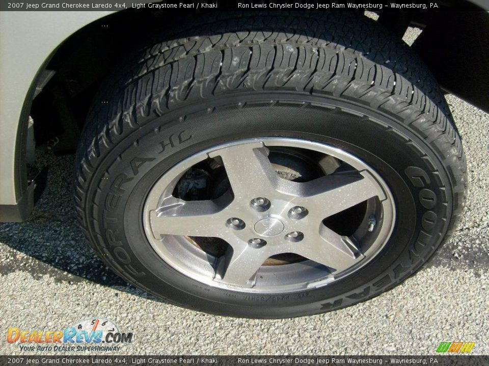 2007 Jeep Grand Cherokee Laredo 4x4 Light Graystone Pearl / Khaki Photo #13