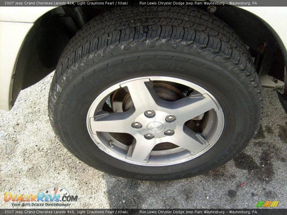 2007 Jeep Grand Cherokee Laredo 4x4 Light Graystone Pearl / Khaki Photo #17