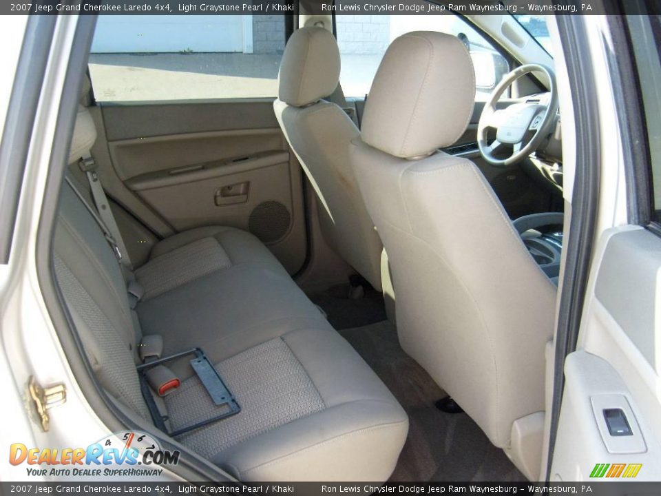 2007 Jeep Grand Cherokee Laredo 4x4 Light Graystone Pearl / Khaki Photo #18