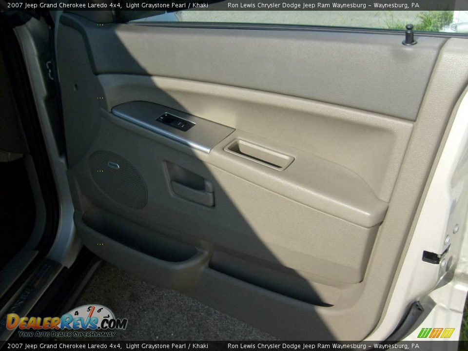 2007 Jeep Grand Cherokee Laredo 4x4 Light Graystone Pearl / Khaki Photo #20