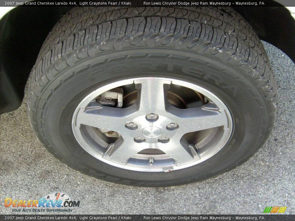 2007 Jeep Grand Cherokee Laredo 4x4 Light Graystone Pearl / Khaki Photo #21