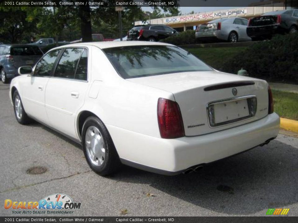 2001 Cadillac DeVille Sedan Cotillion White / Oatmeal Photo #2