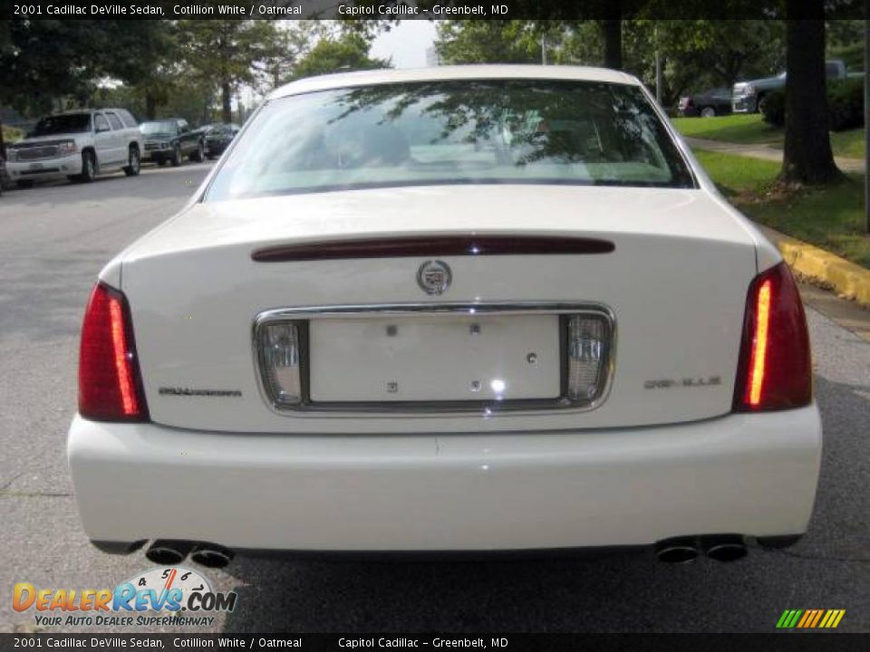 2001 Cadillac DeVille Sedan Cotillion White / Oatmeal Photo #3