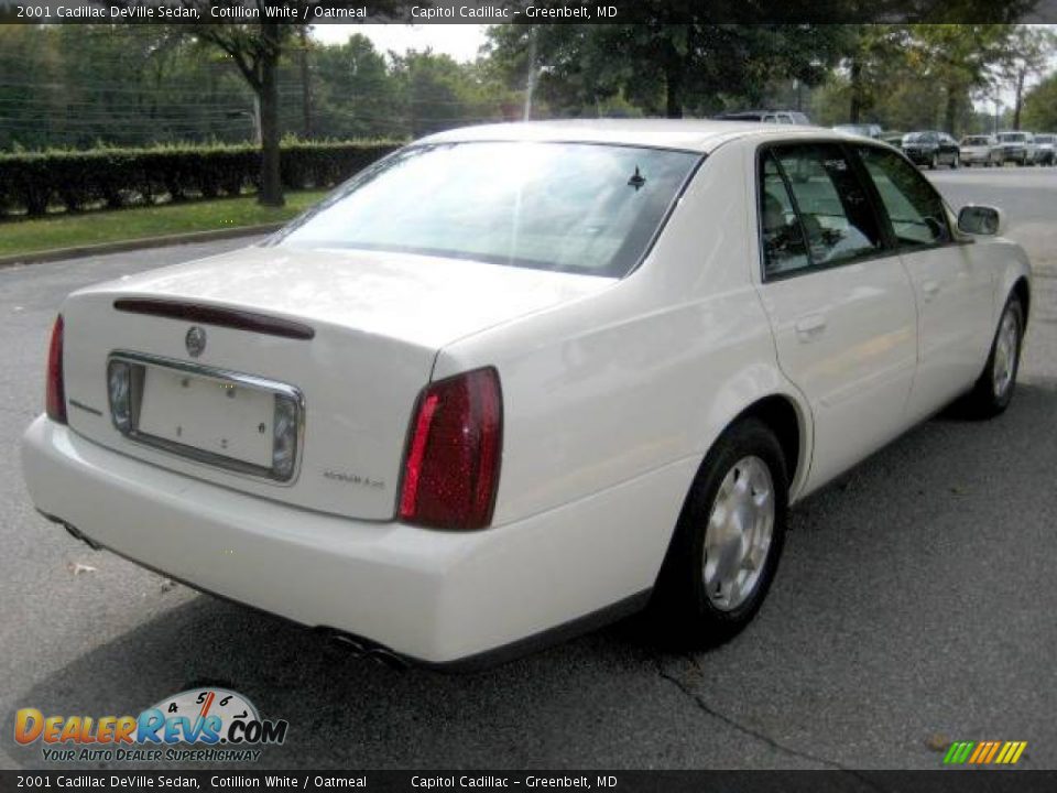 2001 Cadillac DeVille Sedan Cotillion White / Oatmeal Photo #4
