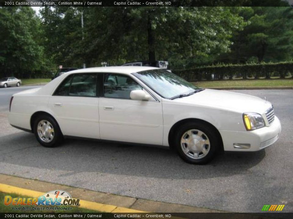 2001 Cadillac DeVille Sedan Cotillion White / Oatmeal Photo #5