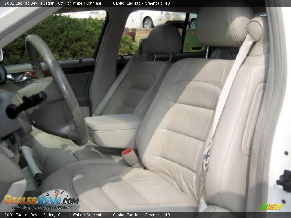 2001 Cadillac DeVille Sedan Cotillion White / Oatmeal Photo #11